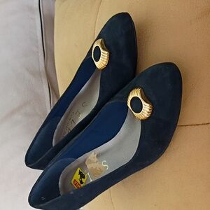 NWT.Selby Vintage Navy Heels with Gold Accent